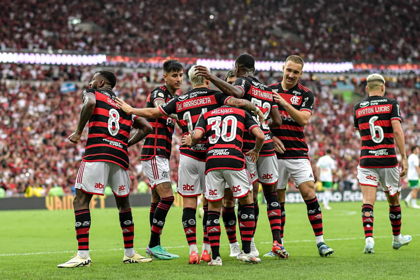 Jogadores do Flamengo comemoram gol na vitória sobre o Juventude, no Maracanã, pela 31ª rodada do Brasileirão (Foto: Thiago Ribeiro/AGIF)