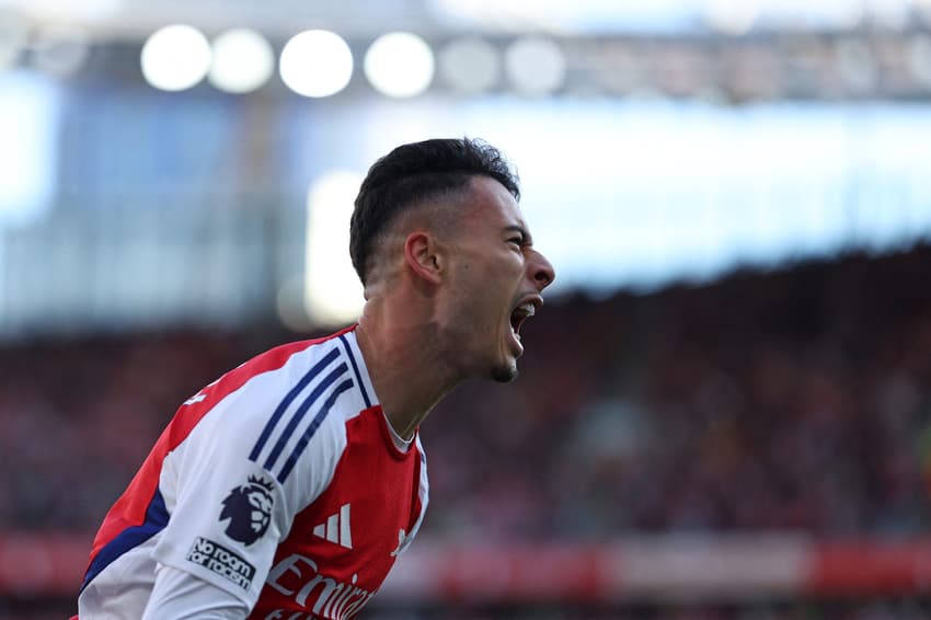 Gabriel Martinelli celebra gol pelo Arsenal (Foto: Adrian Dennis / AFP)