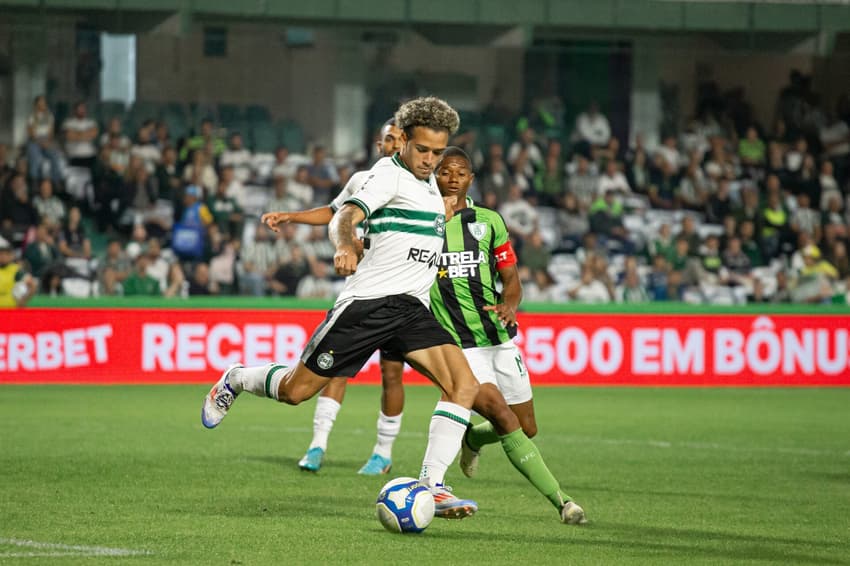 Confira as estatísticas do confronto entre América-MG e Coritiba (Foto: Giovani Baccin/AGIF)