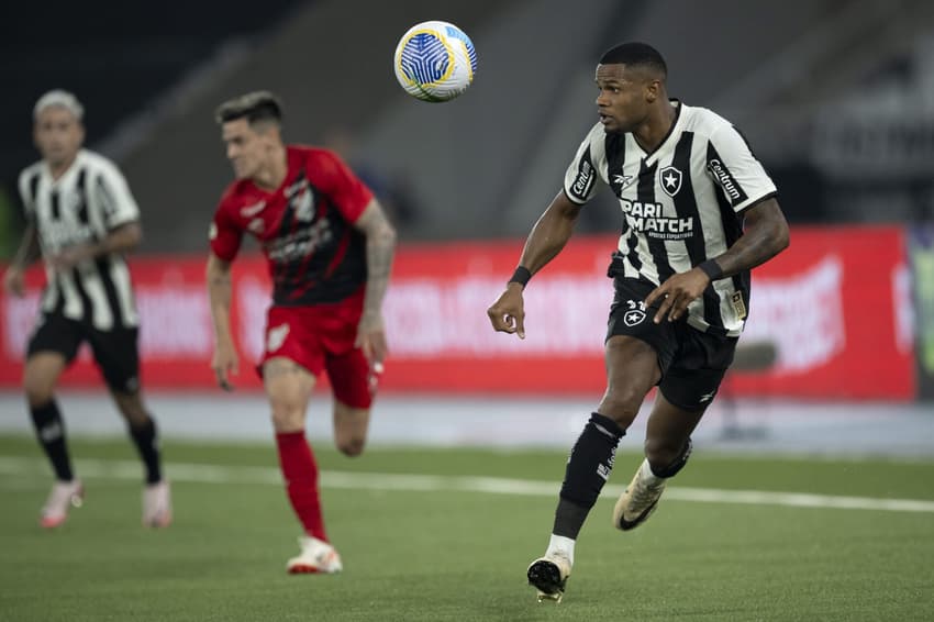 O Botafogo joga hoje contra o Athletico-PR pelo Brasileirão (Foto: Jorge Rodrigues/AGIF)