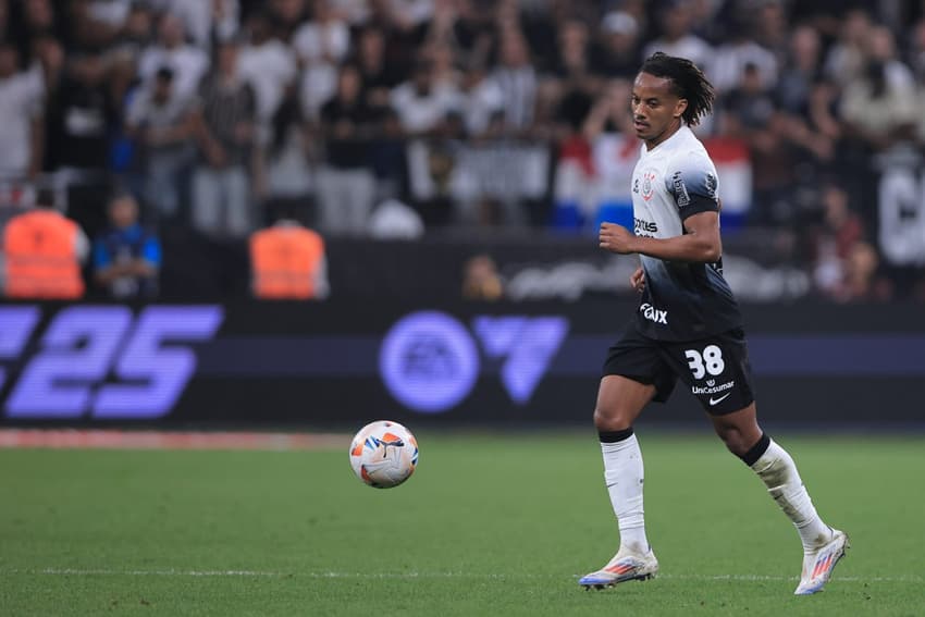 O Corinthians encara o Internacional em jogo hoje (Foto: Ettore Chiereguini/AGIF)