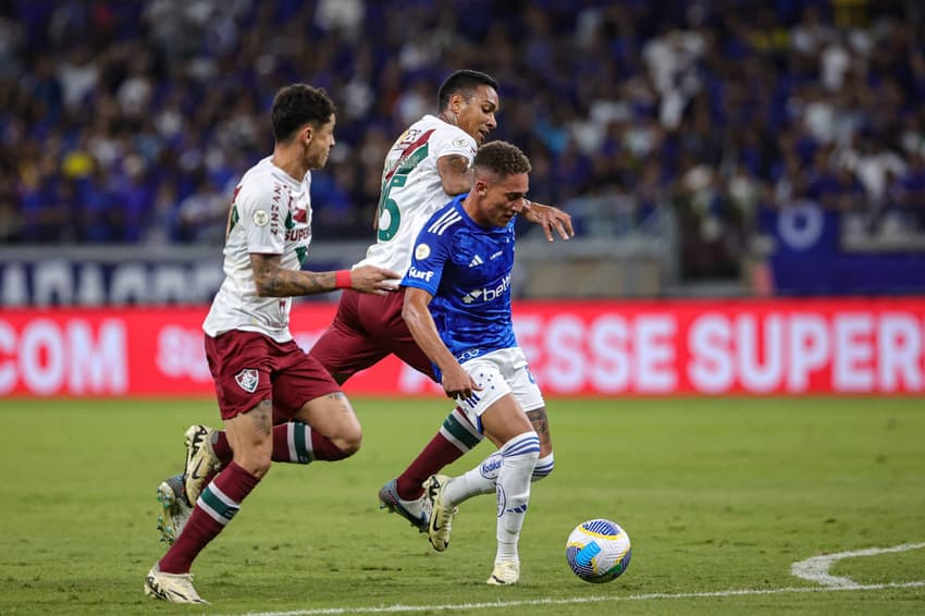 Fluminense e Cruzeiro duelam pelo Brasileirão (Foto: Gilson Lobo/AGIF)