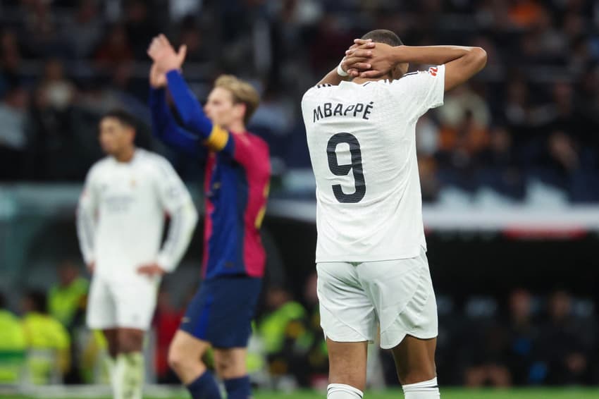 Mbappé lamenta gol perdido em Real Madrid x Barcelona (Foto: Pierre-Philippe Marcou/AFP)