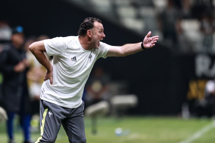 Gabriel Milito, técnico do Atlético-MG, durante partida contra o Grêmio, na Arena MRV, pela partida atrasada da sexta rodada do Brasileirão (Foto: Gilson Lobo/AGIF)