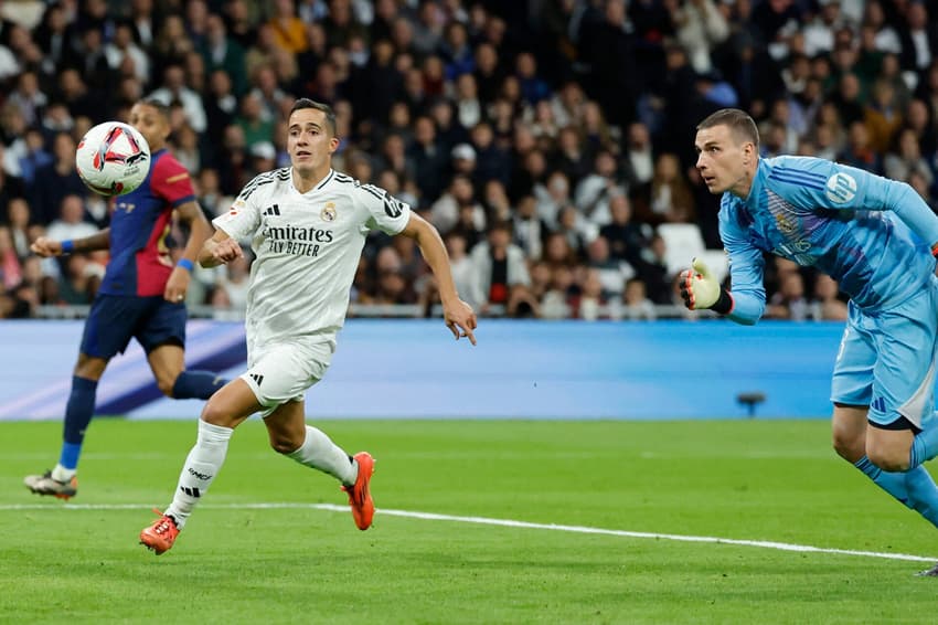 Lunin e Lucas Vázquez, do Real Madrid, assistem à bola entrar no gol de Raphinha, do Barcelona (Foto: Oscar del Pozo/ AFP)