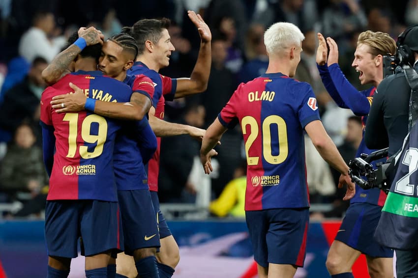 Jogadores do Barcelona comemoram gol contra o Real Madrid, no Santiago Bdernabéu, por La Liga (Foto: Oscar del Pozo / AFP)