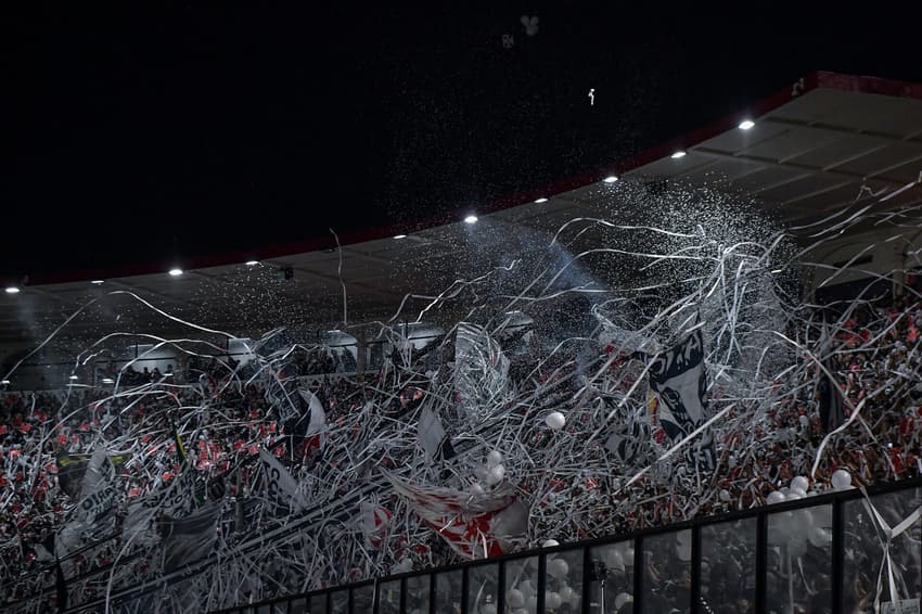 Torcida do Vasco durante partida contra Atlético-MG, no estádio São Januário, pela semifinal da Copa do Brasil 2024 (Foto: Thiago Ribeiro/AGIF)