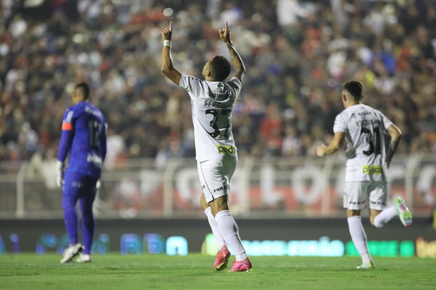 Serginho, do Santos, comemora gol marcado sobre o Ituano