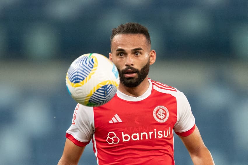 Thiago Maia, jogador do Internacional, durante partida contra o Cuiabá, na Arena Pantanal, pelo Brasileirão (Foto: Gil Gomes/AGIF)