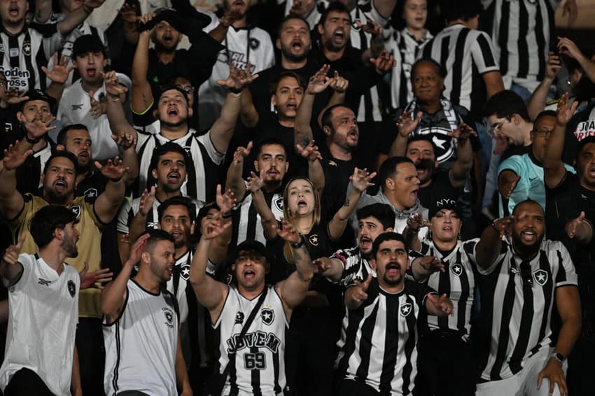 Torcida do Botafogo no estádio Centenário no jogo contra o Peñarol na Libertadores