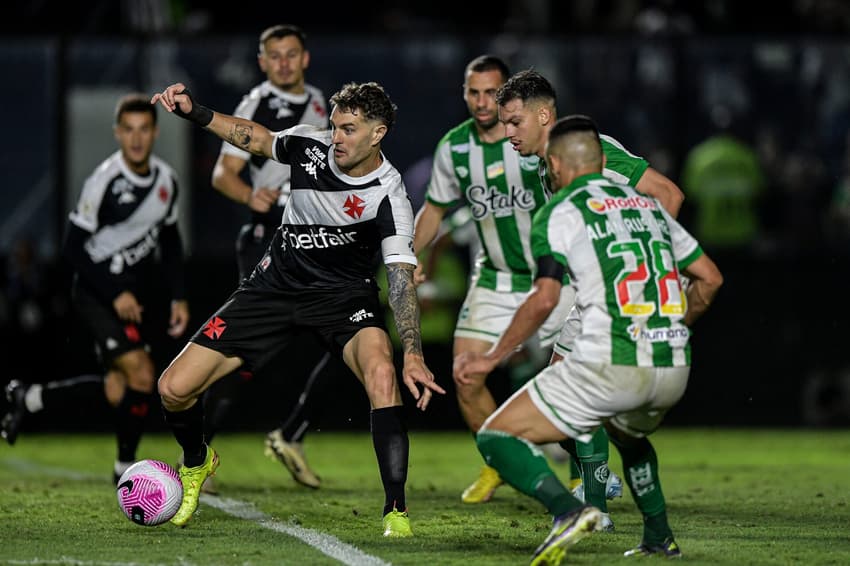 Vegetti, jogador do Vasco, durante partida contra o Juventude, no Estádio São Januário, pelo Campeonato Brasileiro (Foto: Thiago Ribeiro/AGIF)