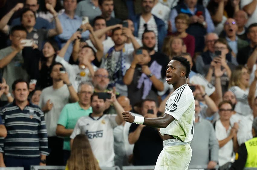 Vini Jr. comemora gol em duelo entre Real Madrid e Villarreal, por La Liga (Foto: Oscar del Pozo / AFP)