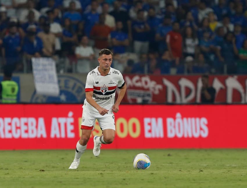 Santi Longo não completou nem uma partida completa desde que chegou ao São Paulo.