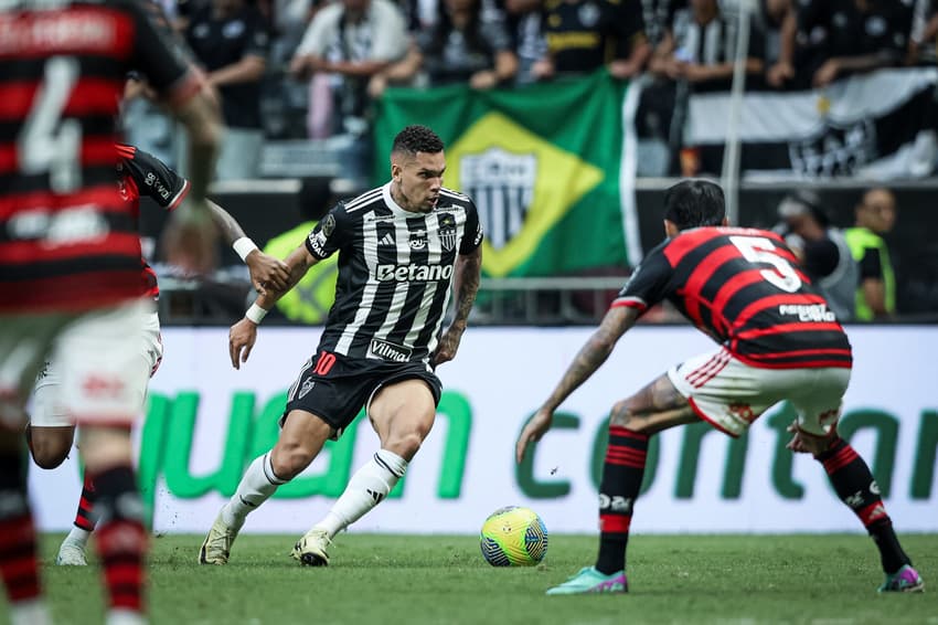 Flamengo leva a taça da Copa do Brasil 2024 em cima do Atlético-MG. Na foto, Paulinho, do Galo, e Erick, do rubro-negro (Fotos: Pedro Souza / Atlético)