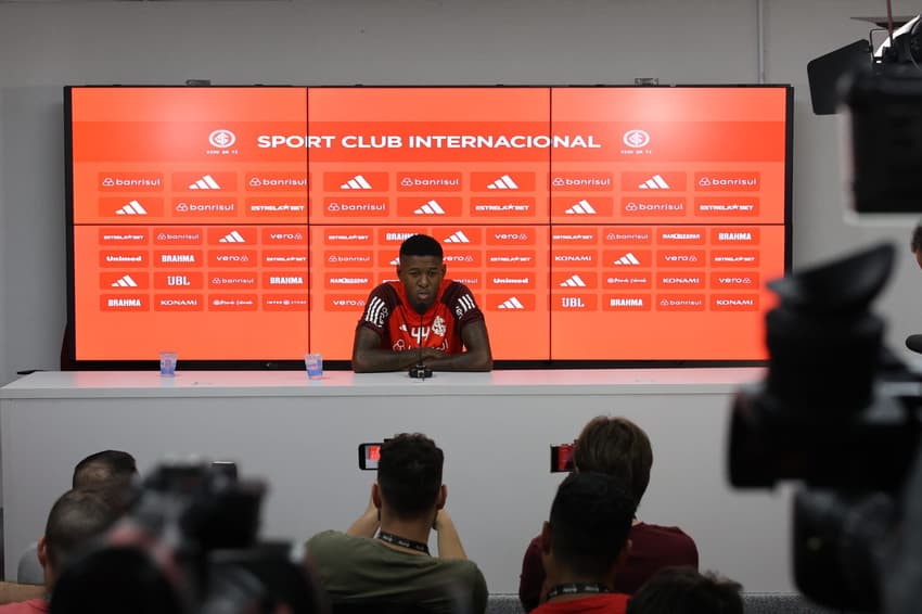 Vitão concede coletiva e fala sobre sonho de convocação (Foto: Ricardo Duarte/SC Internacional)