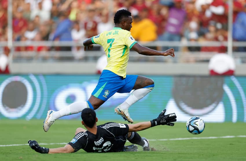 Vini Jr em ação pelo Brasil em jogo contrra a Venezuela pelas Eliminatórias para a Copa do Mundo