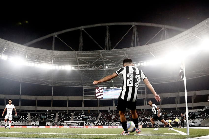 Almada, pedido da torcida do Palmeiras, em ação pelo Botafogo, no Campeonato Brasileiro (Vitor Silva/Botafogo)