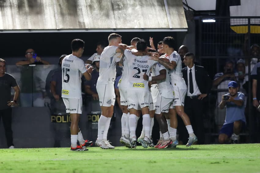 Jogadores do Santos comemoram gol