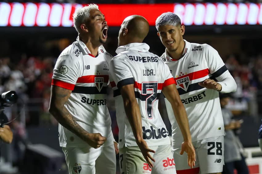 Jogadores do São Paulo comemoram gol