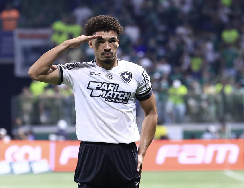 Adryelson, do Botafogo, comemora seu gol durante partida contra o Palmeiras