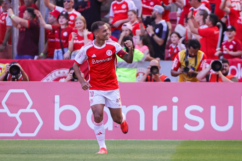 Alan Patrick comemora seu gol em Internacional x Bragantino. (Foto: Maxi Franzoi/AGIF)