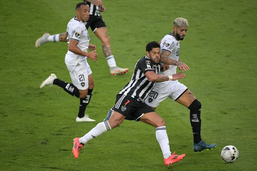 Alexander Barboza disputa bola com Hulk na final da Libertadores entre Botafogo e Atlético-MG