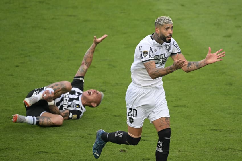 Alexander Barboza reage durante final da Libertadores entre Botafogo e Atlético-MG