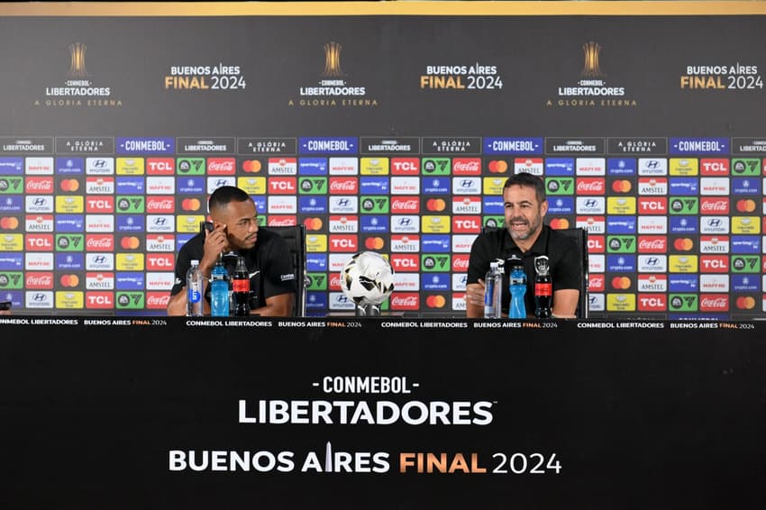 Marlon Freitas e técnico Artur Jorge em entrevista coletiva do Botafogo. (foto: Luis ROBAYO / AFP)