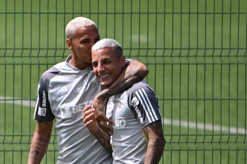 Deyverson e Guilherme Arana em treino do Atlético-MG em Buenos Aires. (foto: Luis ROBAYO / AFP)