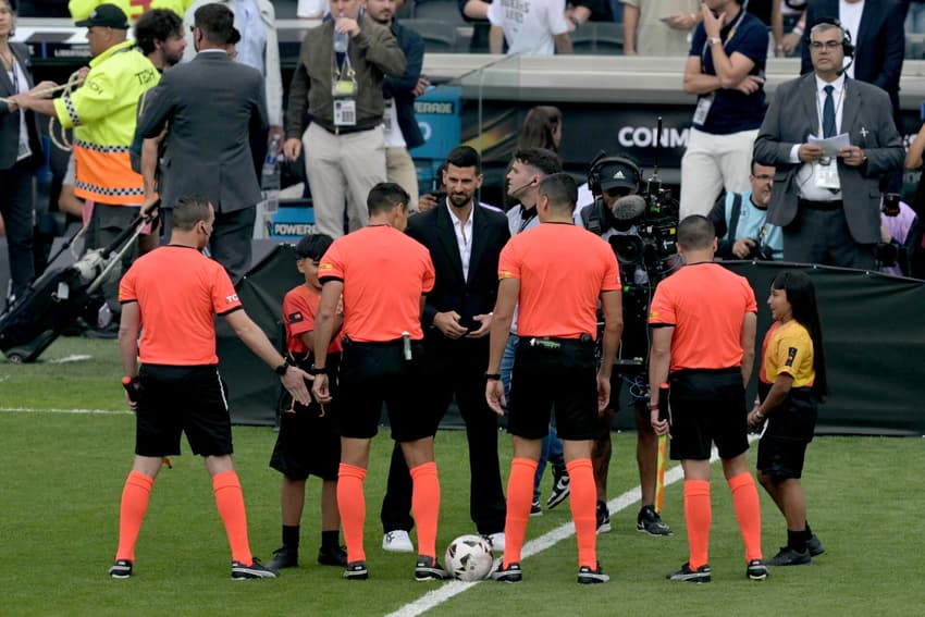 Djokovic com a equipe de arbitragem na final da Libertadores entre Atlético-MG e Botafogo