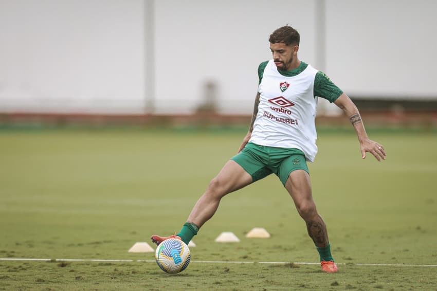 Especulado no Nacional, David Terans participa de treino no CT do Fluminense