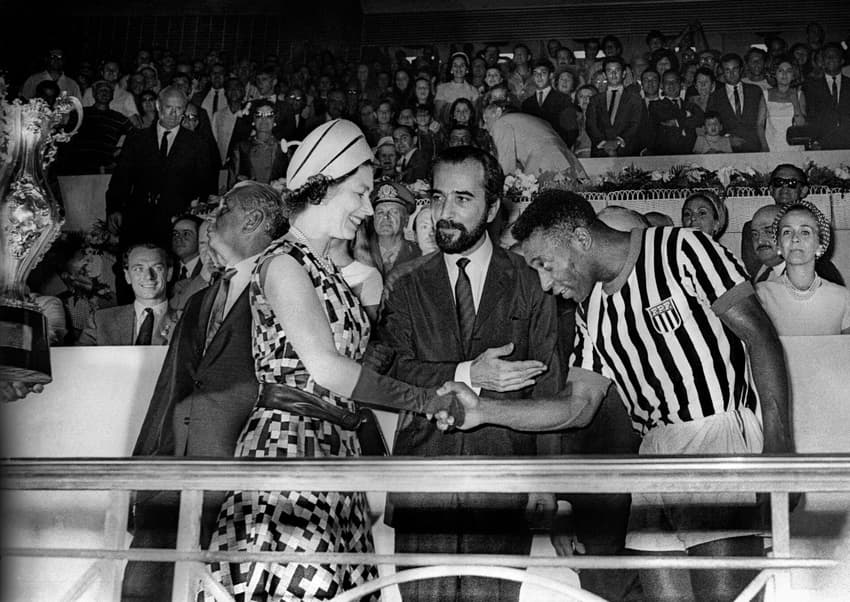 Rainha Elizabeth cumprimenta Pelé (foto: Evandro Teixeira)