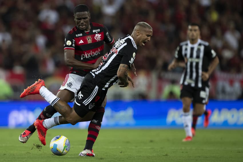 Evertton Araújo divide bola com Deyverson em Flamengo x Atlético-MG