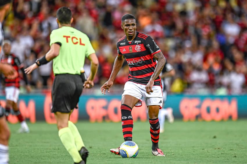 Evertton Araújo em ação com a bola no jogo entre Flamengo x Atlético-MG