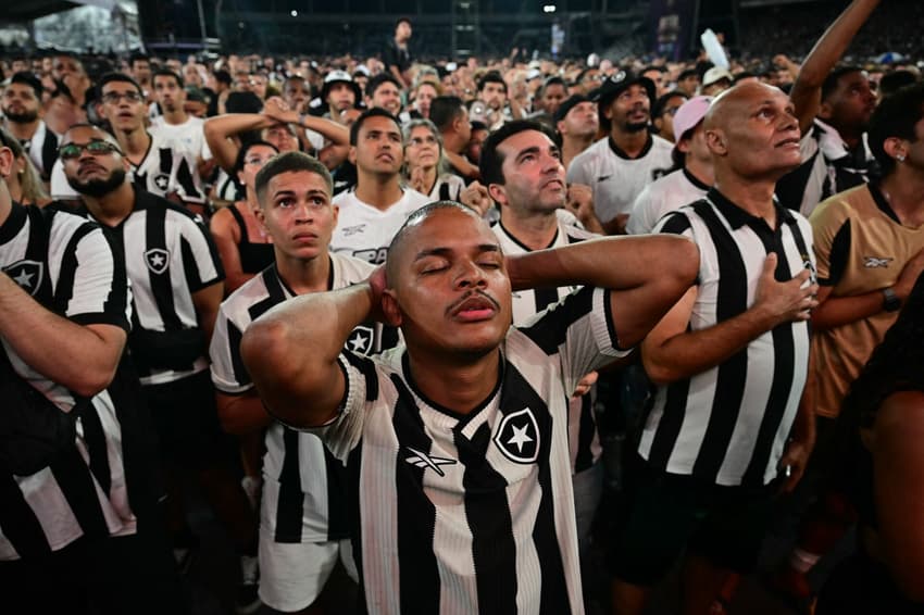 Fãs do Botafogo reagem à final da Libertadores do Nilton Santos