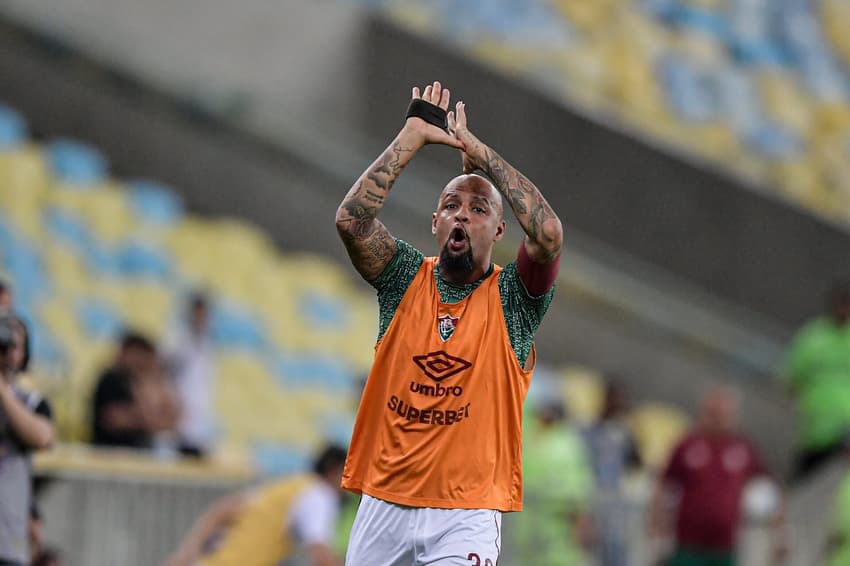 Felipe Melo faz gesto de roubo após ser expulso no jogo entre Fluminense e Grêmio