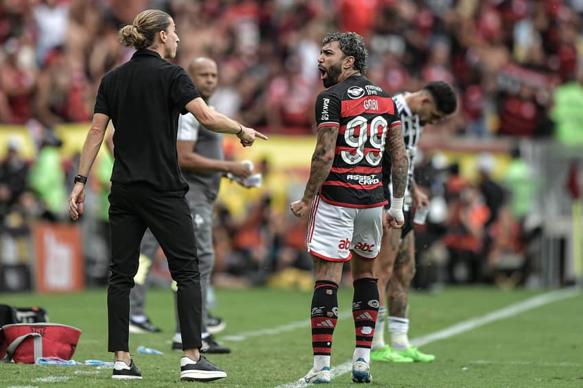 Gabigol e Filipe Luís discutem na final da Copa do Brasil, minutos antes do gol do Flamengo (Foto: Thiago Ribeiro/AGIF)