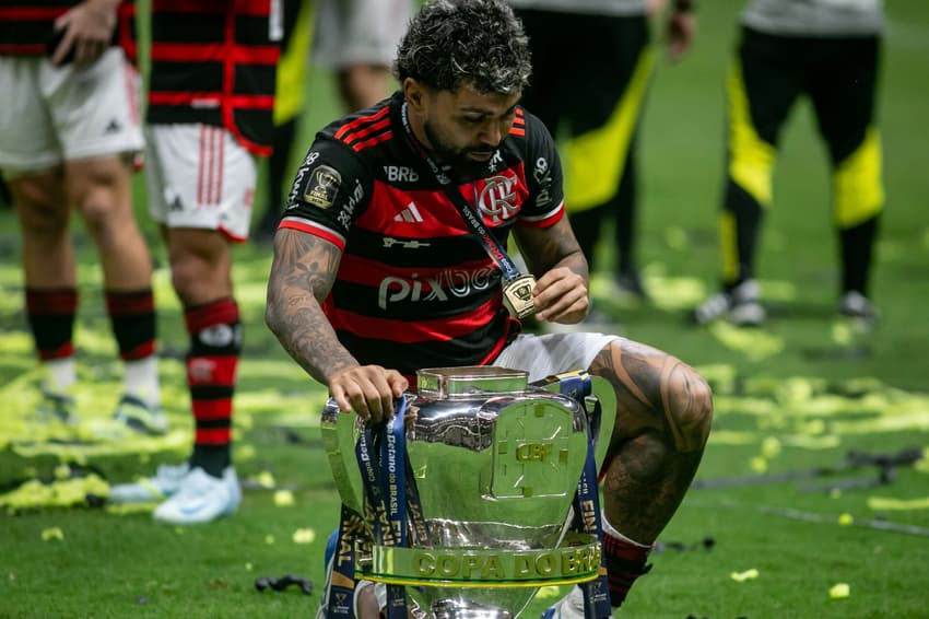 Gabigol observa medalha da Copa do Brasil ao lado do troféu do título do Flamengo