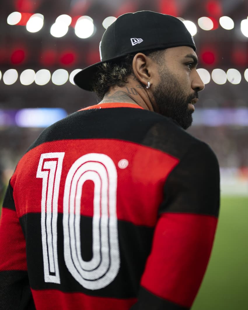 Gabigol, barrado do jogo contra o Atlético-MG, aparece na beira do gramado do Maracanã com a camisa 10 do Flamengo