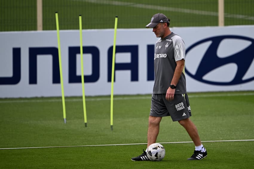 Técnico do Atlético-MG, Gabriel Milito, em treino em Buenos Aires. (foto: Luis ROBAYO / AFP)