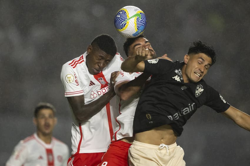 Galdames, do Vasco, disputa lance com Vitão, do Internacional, durante partida em São Januário