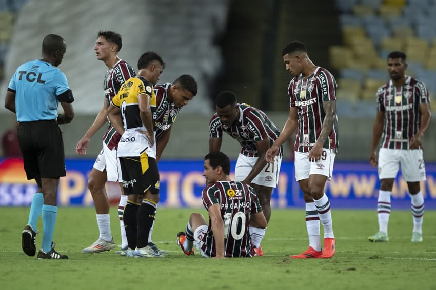 Ganso caído no gramado do Maracanã após sentir a lombar em Fluminense x Criciúma