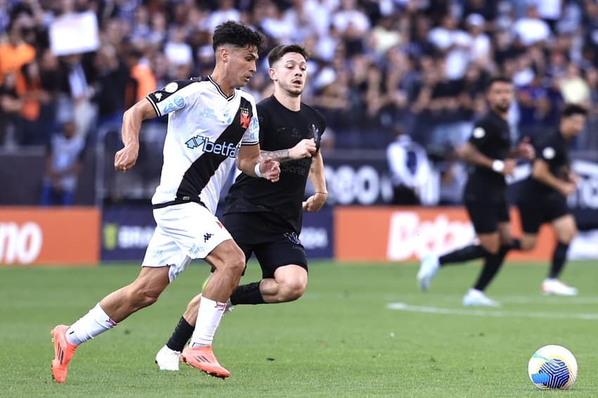 Garro e Maxime Dominguez disputam a bola em Corinthians Vasco. (Foto: Marcello Zambrana/AGIF)