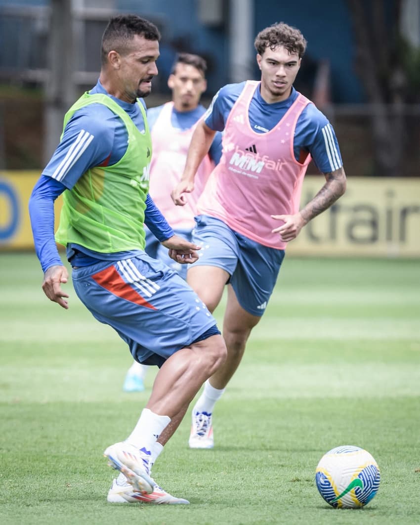 Jovens do sub-20 do Cruzeiro treinam com elenco profissional na preparação para o jogo contra o Flamengo (Foto: Gustavo Aleixo/Cruzeiro)