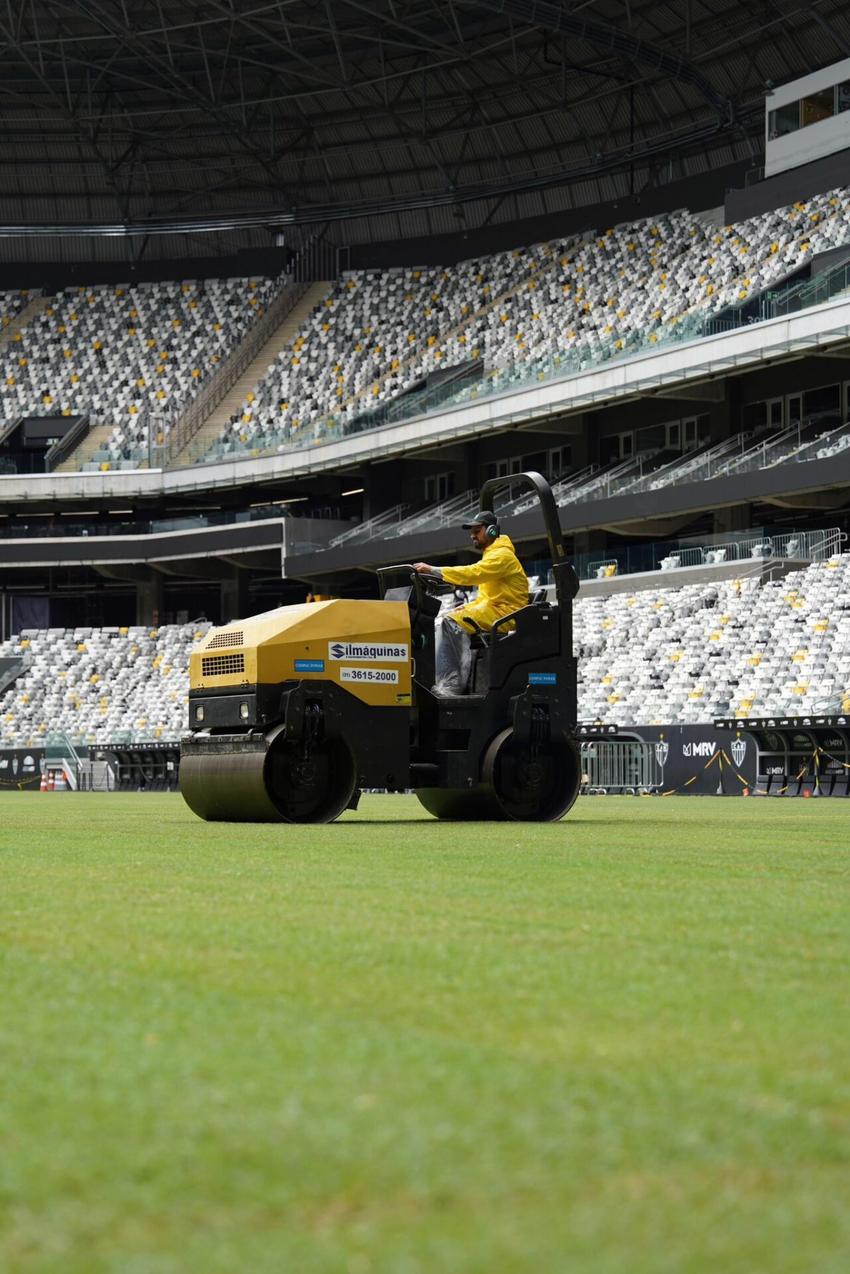 Atlético-MG realiza troca em parte do gramado da Arena MRV para decisão contra o Flamengo, pela Copa do Brasil. Na foto, o rolo compactador atua para nivelamento, adubo e tratamento do gramado transplantado. (Foto: Redes Sociais/ Atlético)