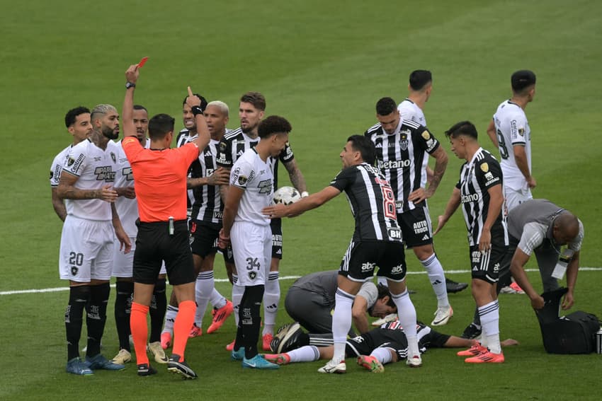 Gregore, do Botafogo, foi expulso contra o Atlético-MG na final da Libertadores 2025 (Foto: Juan Mabromata/AFP)