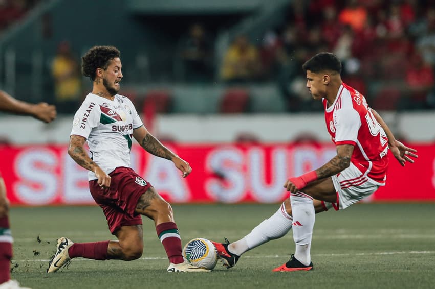 Guga em ação no jogo entre Fluminense e Internacional, no Beira-Rio