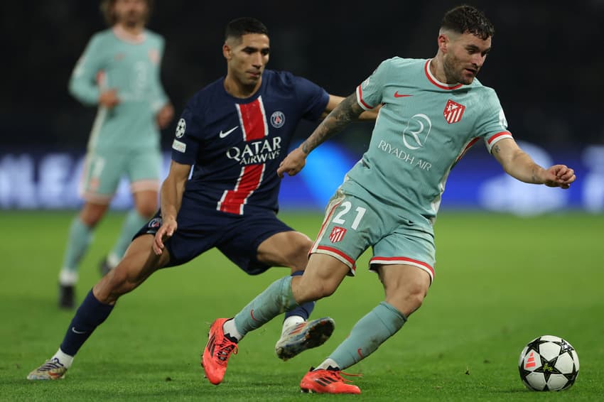 Hakimi e Javi Galán disputam jogada em PSG x Atlético de Madrid pela Champions League (Foto: FRANCK FIFE / AFP)