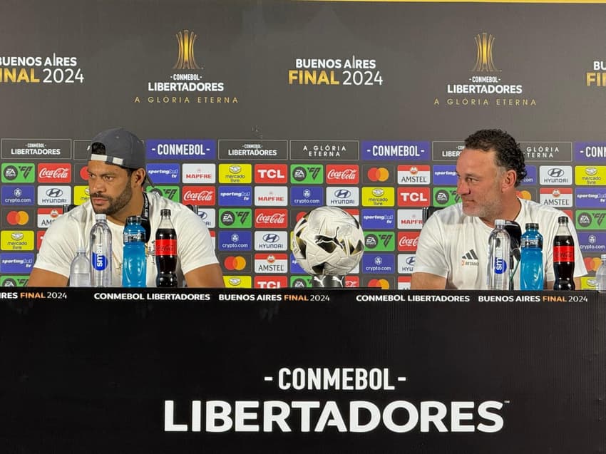 Hulk e técnico Gabriel Milito na coletiva do Atletico-MG (foto: Isabelle Favieri)