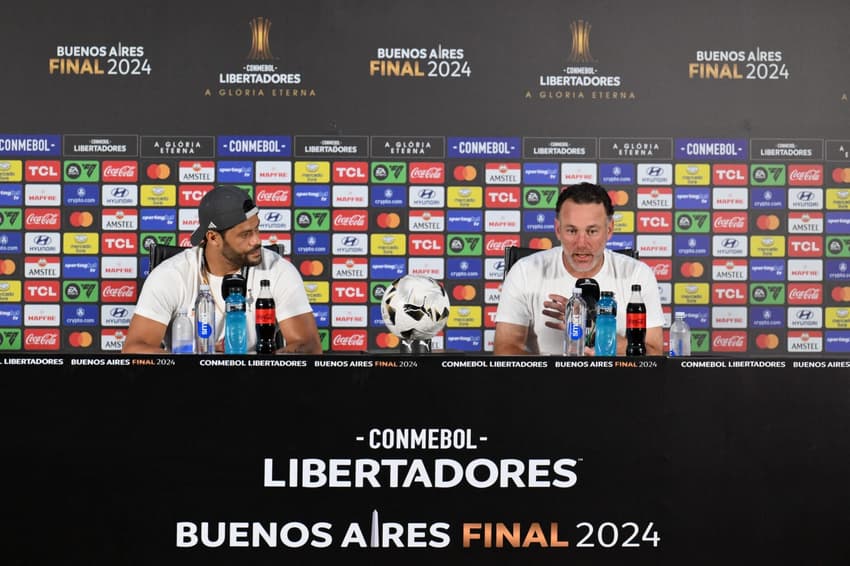 Atacante Hulk e técnico Gabriel Milito em entrevista coletiva do Atlético-MG. (Photo by Luis ROBAYO / AFP)